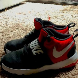 Nike-Boys sneakers. Barely used. 3Y